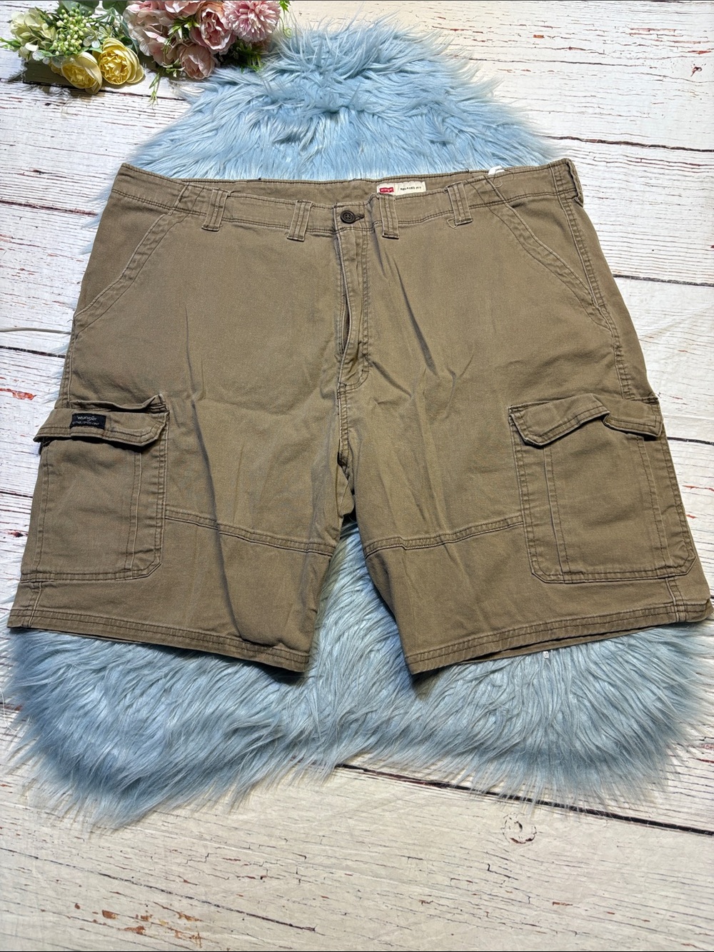 Wrangler Men's Relaxed Fit Cargo Shorts in Khaki Brown Sz 44